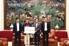 《人民报》社和越南读书学习文化股份公司读书学习文化平台为兴安省优抚家庭迎接春节提供援助。