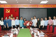 裴氏明怀同志向范必胜同志交接工作。（图片来源：tienphong.vn）