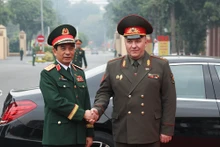 越南国防部部长潘文江大将欢迎维克多·赫列宁·根纳季耶维奇中将到访。（图片来源：mod.gov.vn）