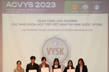 7名最佳报告员荣获奖励。（图片来源：VOV）