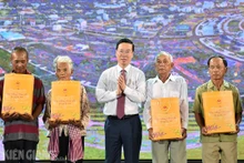 国家主席武文赏向优抚家庭赠送礼物。（图片来源：baokiengiang.vn）