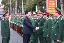 国会主席王廷惠走访安江省军事指挥部。（图片来源：人民军队报）