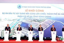 阮春福主席和各位代表出席启动仪式。（图片来源：人民军队报）