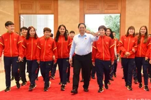 范明正总理和越南国家女子足球队。