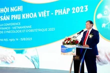 陈名强副教授在会议上致辞。（图片来源：越通社）