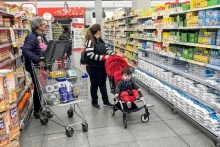 附图：拉丁美洲和加勒比地区人民在困难的经济背景下收紧支出。