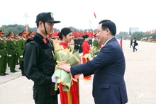 国会主席王廷惠向参赛者赠送鲜花。（图片来源：国会官网）