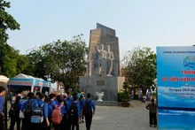 学生们前来参观展览。（图片来源：vovworld.vn）
