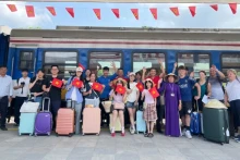 众多人选择乘坐火车前往旅游目的地。