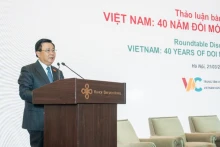 越共中央政治局委员、胡志明国家政治学院院长、中央理论委员会主席阮春胜在研讨会上发表讲话。（图片来源：vtv.vn）