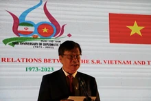 梁国辉大使在活动上发表讲话。（图片来源：越通社）