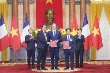 法国总统埃马纽埃尔·马克龙与国家主席梁强共同见证合作意向书签署仪式。