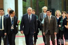 国参议院议长拉舍尔一行参观参观越南国会大厦。