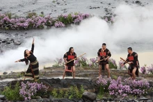 参加越南服装设计师土锦布时装系列秀的作品。