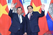 越南政府总理范明正和柬埔寨参议院主席赛冲。