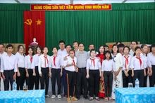 越南政府总理范明正和槟椥省残疾儿童教育学校的残疾儿童。（图片来源：VGP）