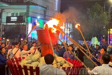 各位代表一起参加2024年胡志明市青年节开启动仪式。（图片来源：dangcongsan.vn）