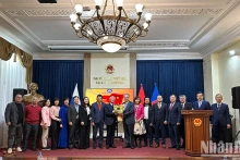 各位代表在仪式上合影。