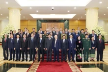 双方代表合影。（图片来源：越通社）