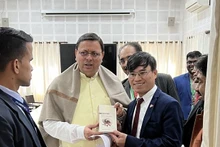 越南驻印度经济商务参赞裴忠尚向印方代表介绍越南咖啡产品。（图片来源：越通社）