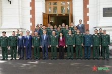 越南国防部高级代表团和越南驻俄罗斯大使馆干部人员合影。（图片来源：qdnd.vn）