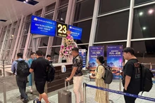 从越南河内市飞往中国成都的乘客办理手续。（图片来源：spirit.vietnamairlines.com）