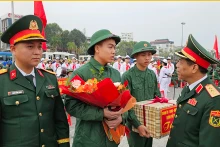 清化省举行新兵交接仪式。
