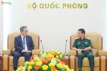 潘文江大将会见山田贵雄大使。（图片来源：qdnd.vn）