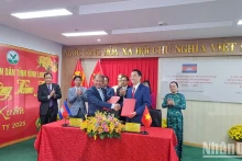 越南永隆省与柬埔寨班迭棉吉省签署合作谅解备忘录。