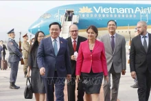越南国会主席王廷惠抵达索非亚国际机场，开始对保加利亚进行正式访问。（图片来源：越通社）