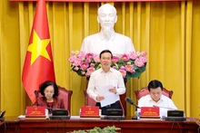 国家主席武文赏在会议上发表讲话。