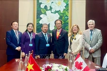 武海河主任和加拿大参议员胡元豹一行。（图片来源：越通社）