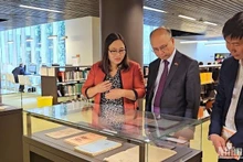 越南驻法国大使丁全胜参观展会。