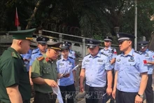 两国职能力量办理四名非法入境的中国人的移交手续。（图片来源：越通社）