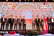 旅居德国越南人联合会向越南政府副总理胡德福转交善款。（图片来源：越通社）