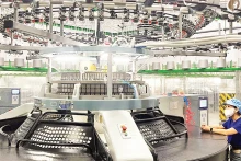 工人们在南定省义兴县亮东纺织服装工业区的 TOP TEXTILES 纺织印染厂工作。（春长 摄）