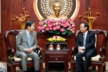 胡志明市委书记阮文年会见日本公明党党首山口夏男。（图片来源：胡志明市法律报）