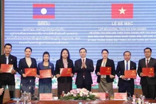 参加培训班的学员们荣获证书。（图片来源：越通社）