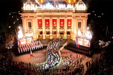 文艺晚会在河内大剧院隆重举行。