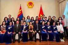 双方代表合影。（图片来源：越南驻蒙古大使馆）