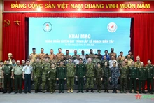 各位代表和学员出席开班仪式。（图片来源：qdnd.vn）