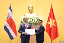 哥斯达黎加外贸部长曼努埃尔-托瓦尔向越方移交关于哥斯达黎加承认越南为市场经济地位的公函。（图片来源：consosukien.vn）