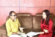 塞内维部长与越南驻斯里兰卡大使郑氏心交谈。（图片来源：越通社）