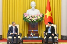 国家主席梁强会见老挝外交部部长通沙万。