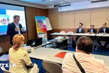 巴黎工商会代表伯纳德·奎内特在会上介绍法国市场情况。（图片来源：越通社）