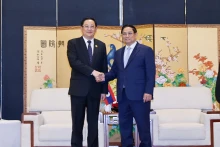 范明正总理与老挝总理宋赛·西潘敦举行双边会晤。（图片来源：dantri.com.vn）