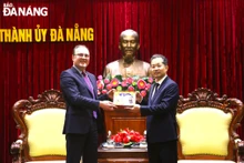 岘港市委市委书记阮文广向根纳季·贝兹德科大使赠送纪念品。（图片来源：baodanang.vn）