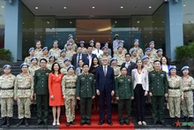 联合国副秘书长让-皮埃尔·拉克鲁瓦和越南维和局人员合影。（图片来源：人民军队报）