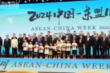 东盟各国代表和中国代表合影。