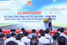 范明正总理在仪式上发表讲话。